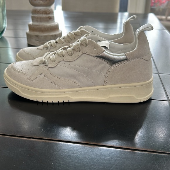 Not wearing - Picture 4 of 4